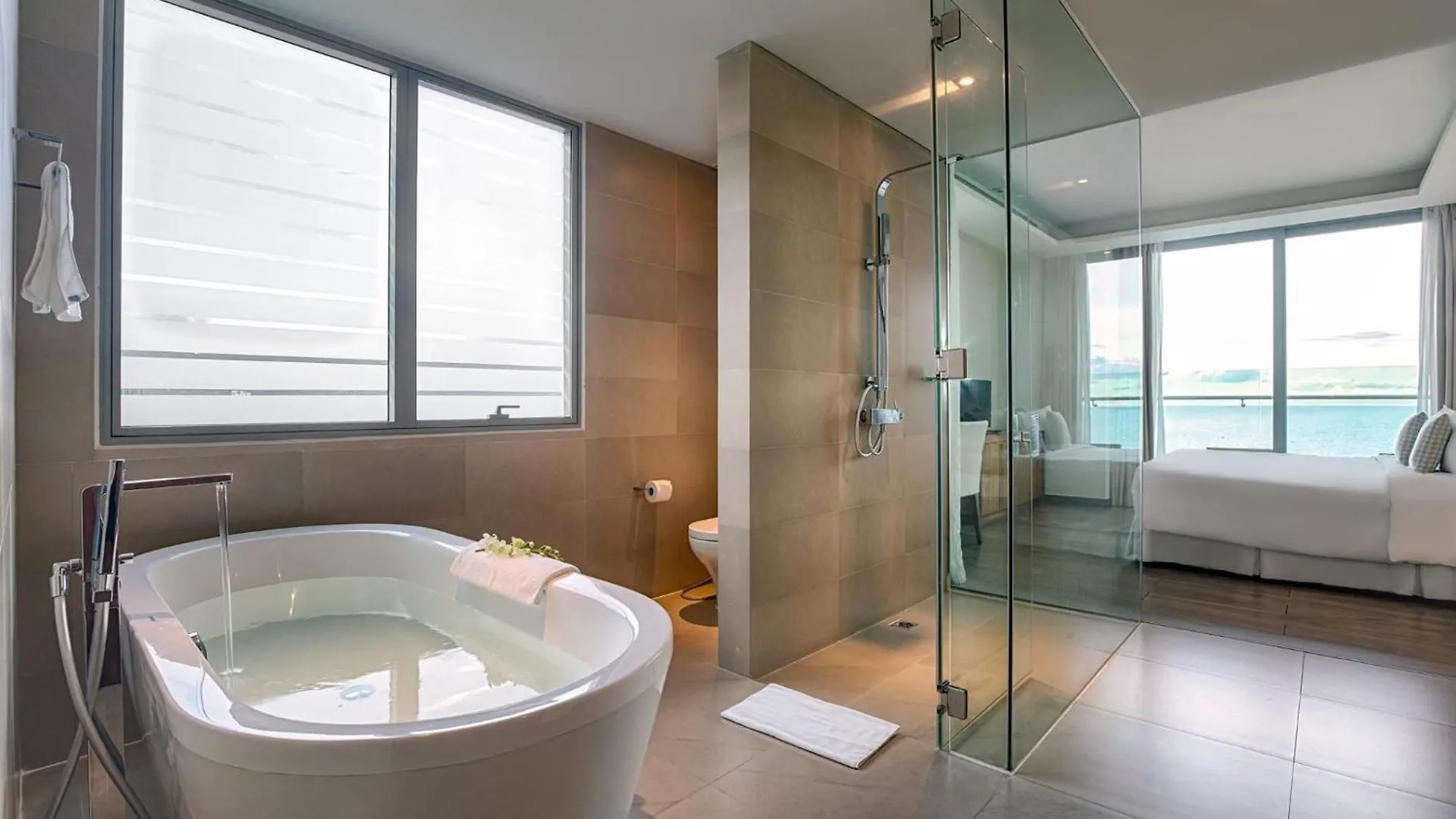 Romantic Apt With Seaview - Beachfont Da Nang Apartment